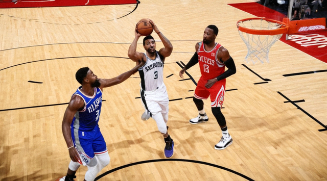 NBA篮球比赛现场对抗画面，篮球资讯配图