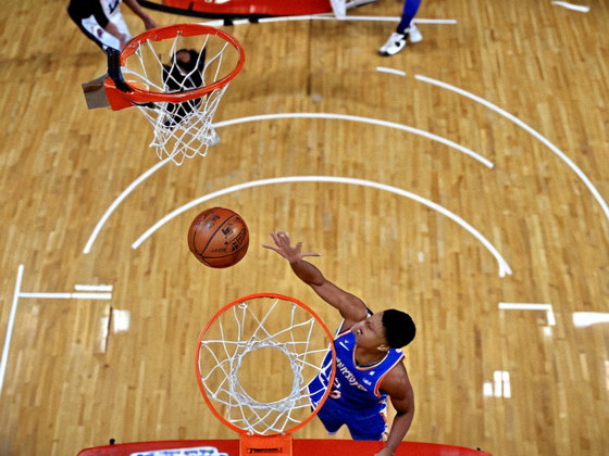 熊熊直播篮球赛事直播画面，NBA比赛进行中球员上篮瞬间